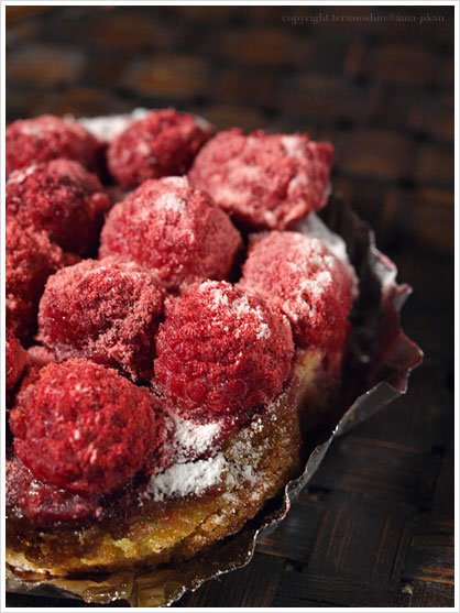 フランボワーズのタルト(クレーム・ダマンド・ピスターシュ版):Tarte aux Framboises ( à la Crème d'Amande Pistache )