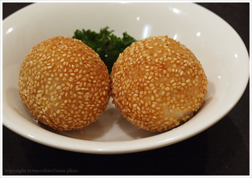 江南飯店:黒ゴマあん入り揚げゴマ団子