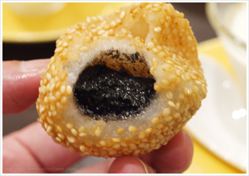 江南飯店:黒ゴマあん入り揚げゴマ団子