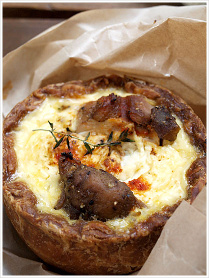 Quiche au poulet et aux oignons rôti